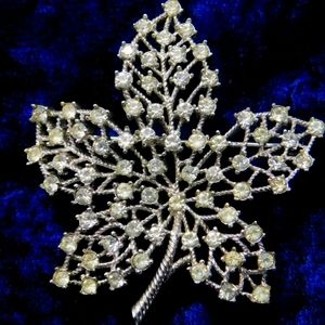 PIN-Crown Trifari Brooch Maple Leaf Openwork R